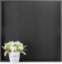 Zwart dienblad met een metalen emmer met witte bloemen en touwgrepen.