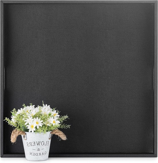 Zwart dienblad met een metalen emmer met witte bloemen en touwgrepen.