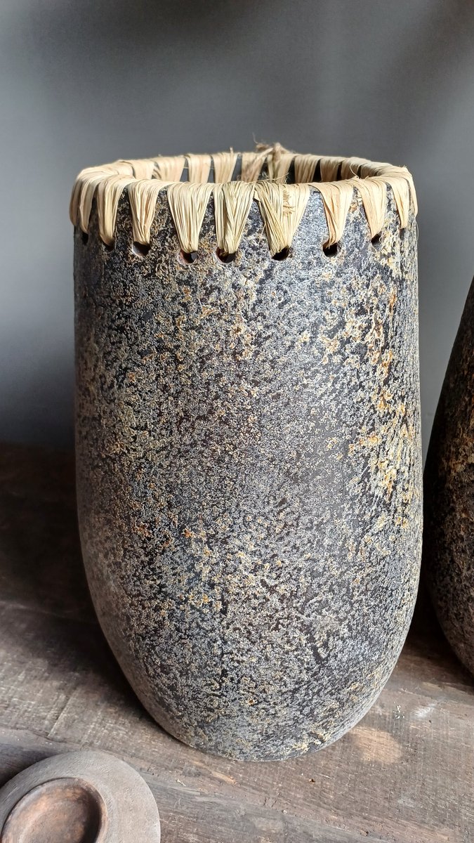 Vaas pot aardewerk met raffia