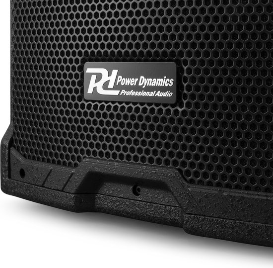 Detail van de metalen grill en het Power Dynamics logo op een zwarte actieve speaker.
