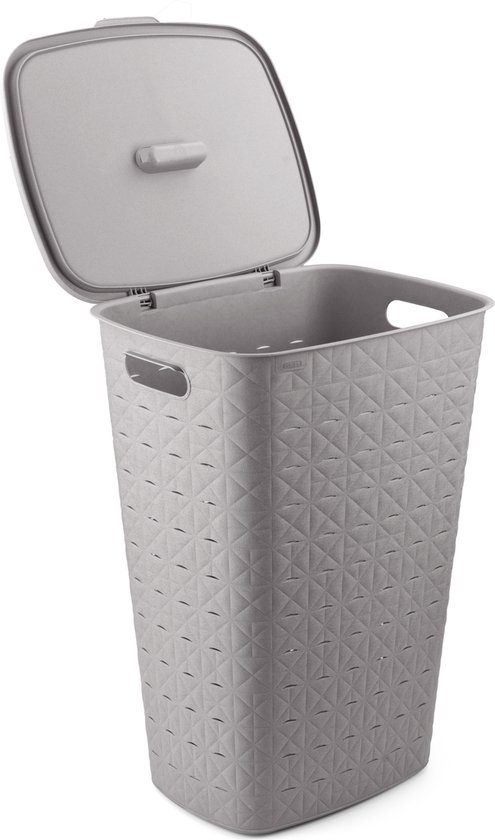 Grijze wasmand met deksel open. Het heeft een ruitpatroon en handgrepen.