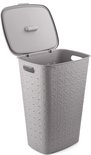 Grijze wasmand met deksel open. Het heeft een ruitpatroon en handgrepen.