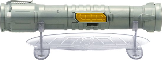 Une poignée grise de Power Saber avec un bouton jaune, exposée sur un support transparent.
