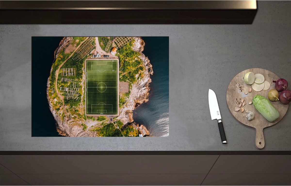 Inductieplaat Beschermer - Bovenaanzicht van het Henningsvaer Voetbal Stadion in Noorwegen - 71x52 cm - 2 mm Dik - Inductie Beschermer - Bescherming Inductiekookplaat - Kookplaat Beschermer van Wit Vinyl