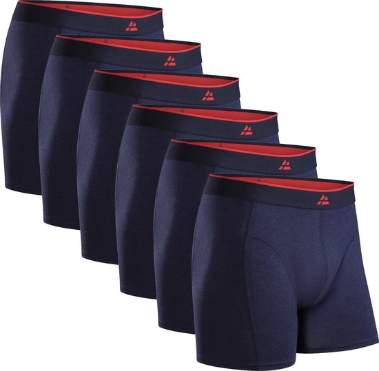 Zes donkerblauwe boxershorts met rode tailleband met logo, op een rij.