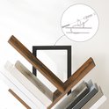 Detail van een boekenkast met houten boomtakken en een zwarte lijst. Een cirkelvormige inset toont muurbevestigingsmateriaal.