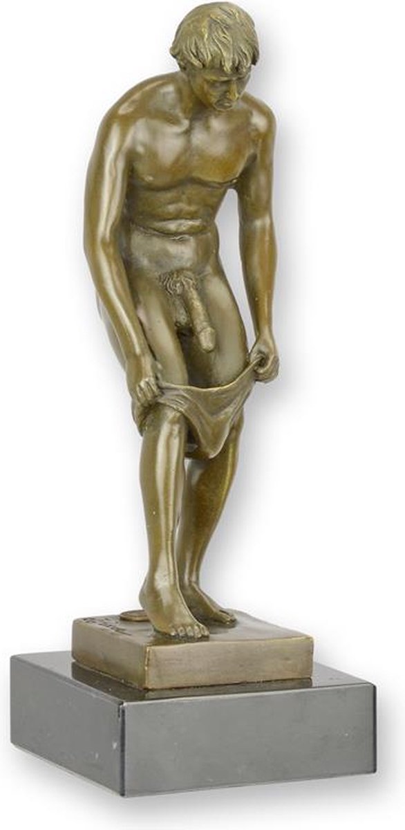 EEN BRONZEN SCULPTUUR VAN EEN MANNELIJK NAAKT