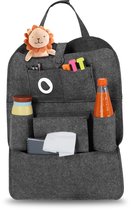 Grijze vilten autostoel organizer met leeuwtjesknuffel, flesjes en schrijfwaren.