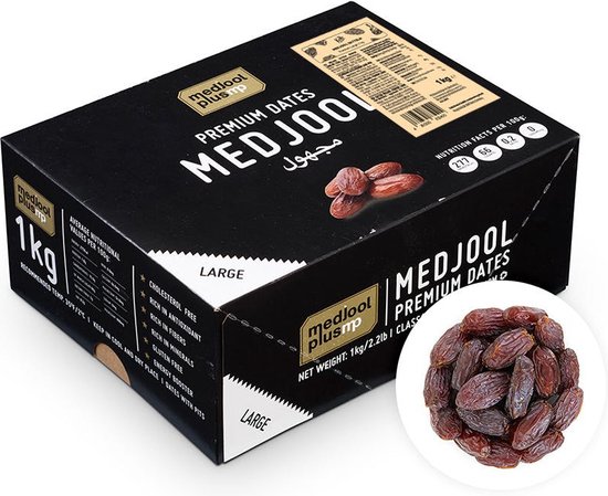 Zwarte 1kg doos Medjool Plus Premium Dates, met een cirkelvormige weergave van dadels.