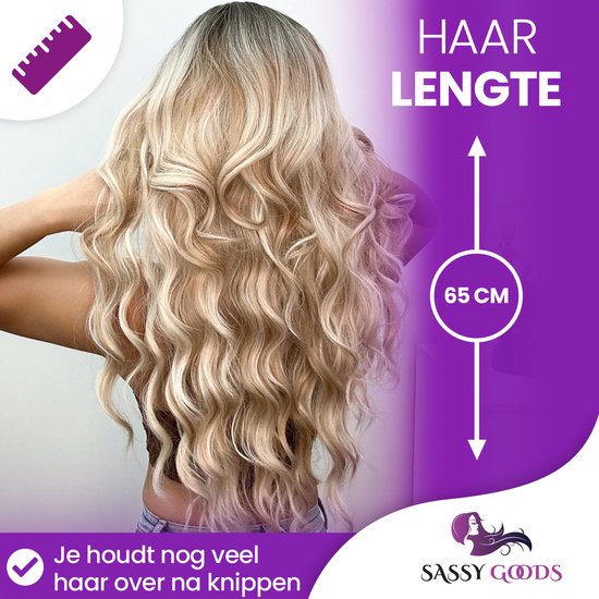 Lang blond golvend haar, 65 cm lengte, getoond op de rug van een vrouw.