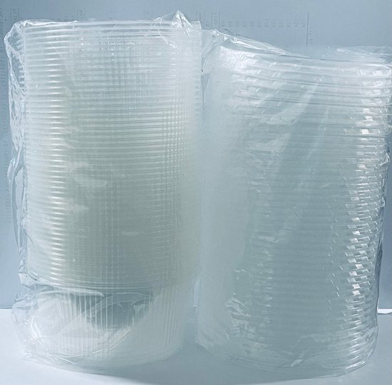 Twee stapels lege, transparante plastic bakjes in plastic verpakking.