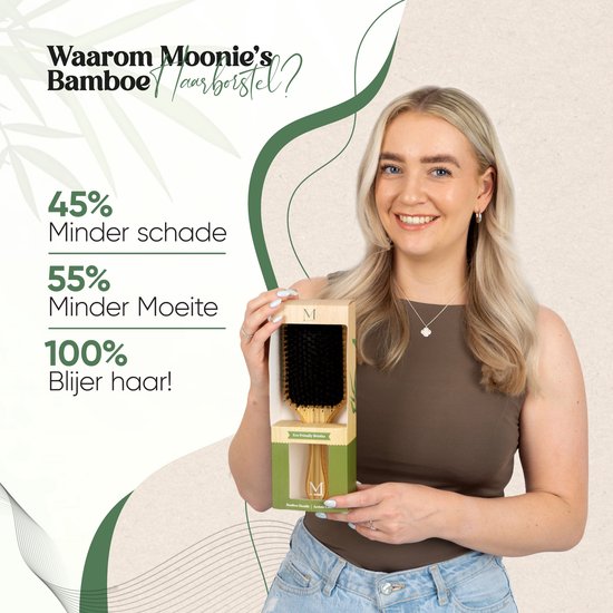 Vrolijke vrouw met blonde haren houdt een bamboe haarborstel in de verpakking vast. De tekst vermeldt '45% Minder schade'.