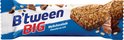 B'tween BIG melkchocolade reep met granen en chocolade op een zwarte achtergrond.