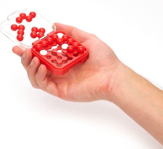 Hand houdt een rood spel vast met witte en rode puzzelstukken en balletjes.