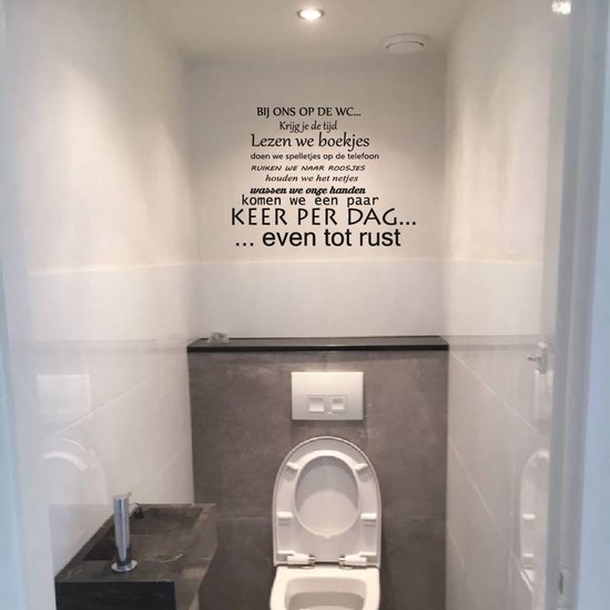 Muursticker bij ons op de wc - Lichtblauw - 140 x 107 cm toilet
