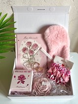 Verwen cadeau voor vrouwen - Roze dagboek - Bloem kaars - Scrunchie - Oogmasker - Hartjes sleutelhanger - Roos geschenk - Rituals - Valentijn - Moederdag - Vriendin - Verjaardag - 6 delig - Cadeaudoos met strik - Mai romantic