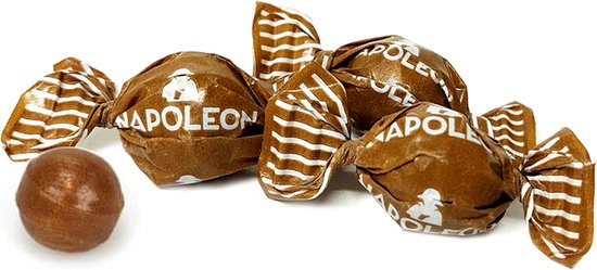 Napoleon salmiak kogels, bruin omwikkeld met witte strepen. Eén kogel ligt ernaast.