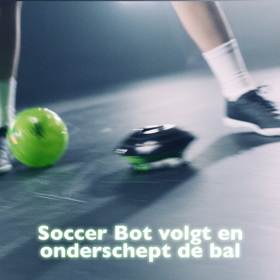 Een groene Smart Ball en een bewegende SoccerBot op een vloer. Tekst: 'Soccer Bot volgt en onderschept de bal'.