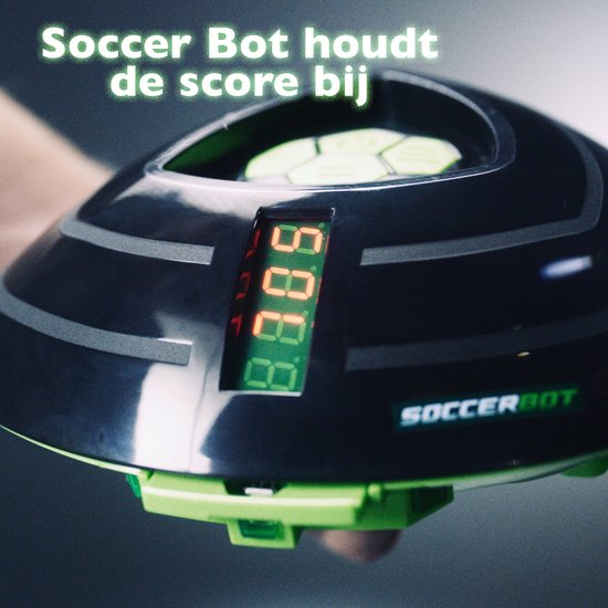 Close-up van de SoccerBot met een score display. Tekst: 'Soccer Bot houdt de score bij'.