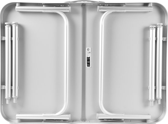 Onderkant van de zilverkleurige, inklapbare campingtafel met de poten ingeklapt.