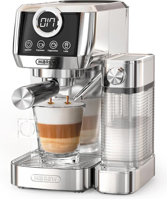 Zilverkleurige HIBREW espressomachine met melkreservoir en digitale timer. Een glas latté macchiato wordt gevuld.