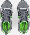 Bovenkant van grijze Skechers sneakers met neon groene binnenzolen met 'Air-Cooled Memory Foam' tekst.