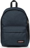 Donkerblauwe Eastpak rugzak met een voorvak en Eastpak logo.