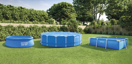 Opstelling van drie Intex zwembaden: rond, rond Easy Set en rechthoekig frame.