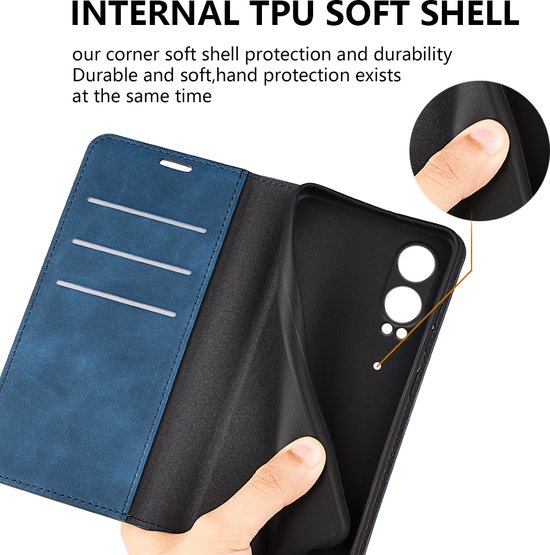Opengeklapte blauwe wallet bookcase met kaarten- en gelddrukte. Close-up van TPU soft shell.