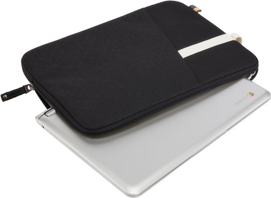 Zwarte laptophoes met witte band, deels over een zilverkleurige Chromebook.