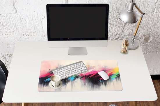 XXL muismat met abstracte kleurexplosie, geplaatst op een bureau met een computer, toetsenbord, muis en kopje koffie.
