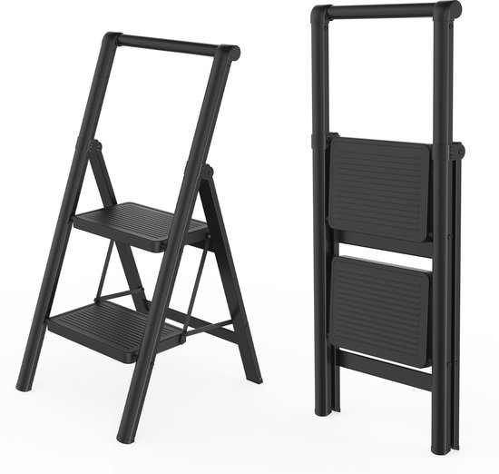 Zwarte opvouwbare trapladder met twee treden, zowel open als gesloten.