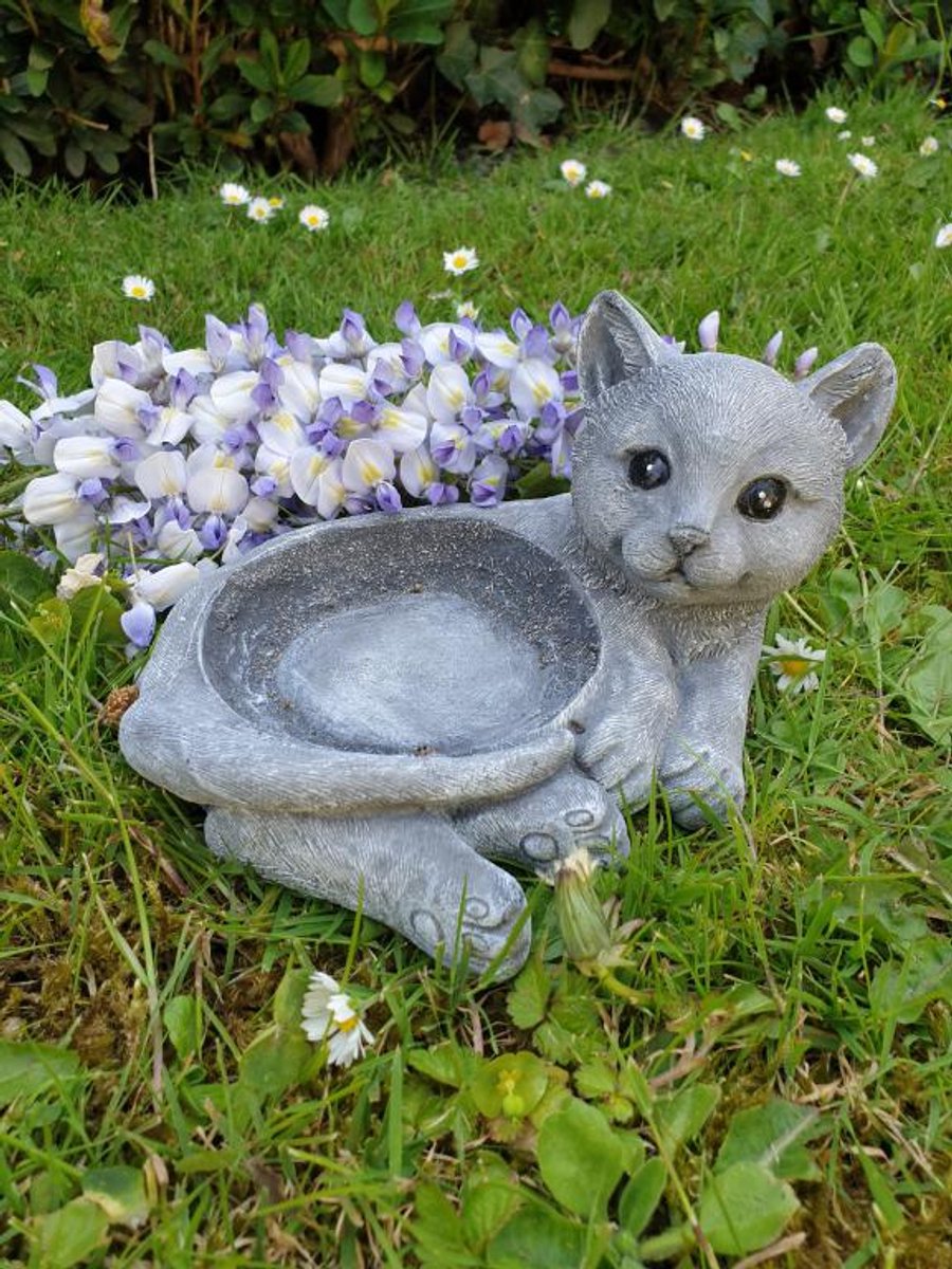 voederbakje voor de poes , betonpoes