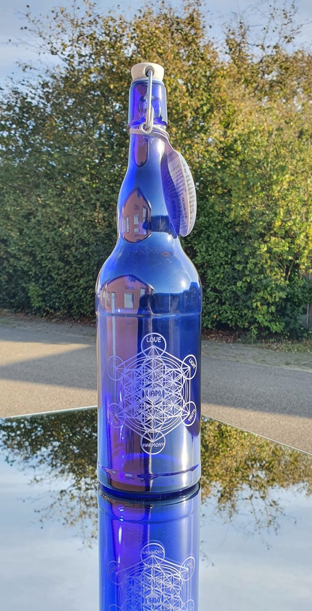 Glazen karaf met gravering - Ascension Alchemy - blauwe fles - 1 liter karaf - graveren - uniek cadeau - symbool - blauw glas - zandstralen - verjaardagscadeau