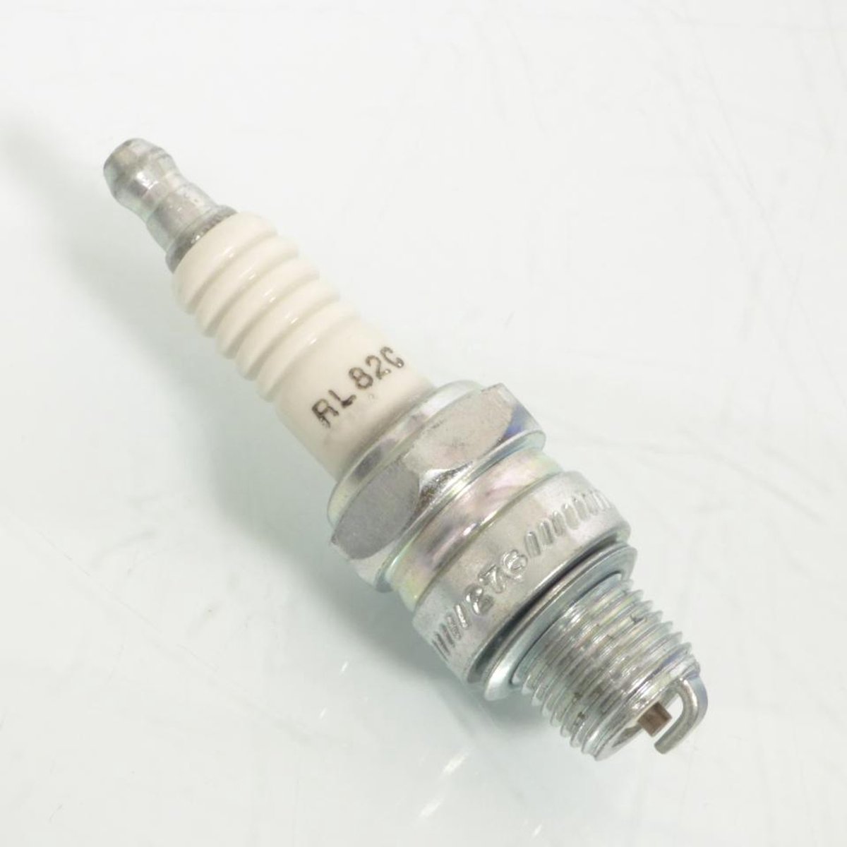 Bougie d'allumage origine pour scooter RL82C / 487042 / BR6HS Neuf