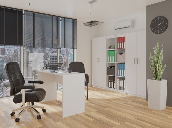 Modern kantoor met een witte bureau, zwarte bureaustoelen en witte kasten gevuld met ordners.