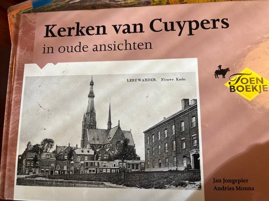 Boek "Kerken van Cuypers in oude ansichten" met een zwart-witfoto van Leeuwarden, Nieuwe Kade.