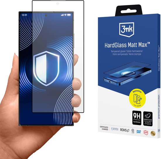 Een hand toont een smartphone met een 3mk HardGlass Matt Max screenprotector. De verpakking is zichtbaar naast de telefoon.