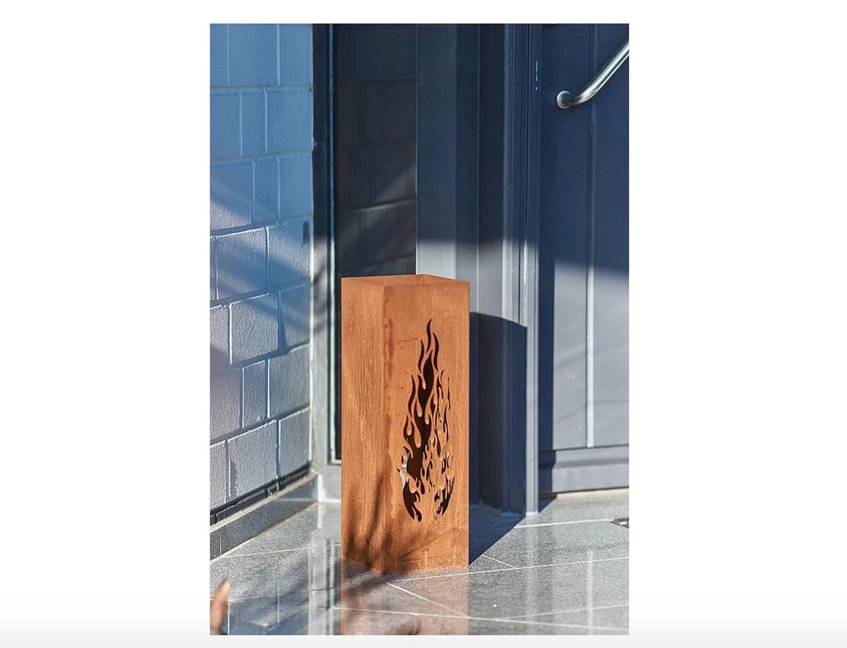 Qora erkaklar olomonda xotinlarini sikishadi