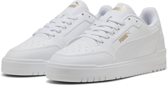 Paire de baskets PUMA en cuir blanc avec logo PUMA doré.
