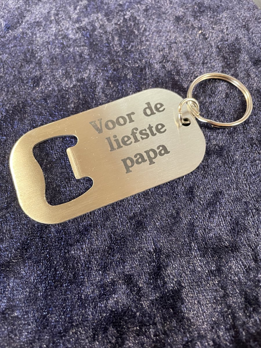 Vaderdag - Bieropener - Vaderdag cadeau - cadeau voor papa - uniek cadeau - bieropener met gravering - laser graveren - opener met laser gravering - laser graveren op metaal - bieropener sleutelhanger