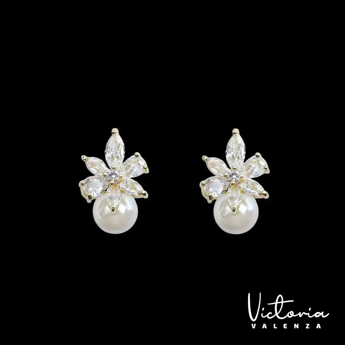 Victoria Valenza Goudkleurige Bloem Oorbellen met Parels en Zirkonia Stenen - Oorknoppen - Goudkleurig - Bloem oorbellen - Parel oorbellen - Zirkonia