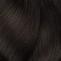 Een close-up van donkerbruin haar met subtiele highlights.