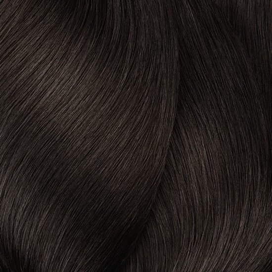 Een close-up van donkerbruin haar met subtiele highlights.