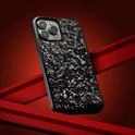 iPhone 14 Pro Max hoesje van zwart carbon fiber met rode accenten, glanzend, schuin van voren.