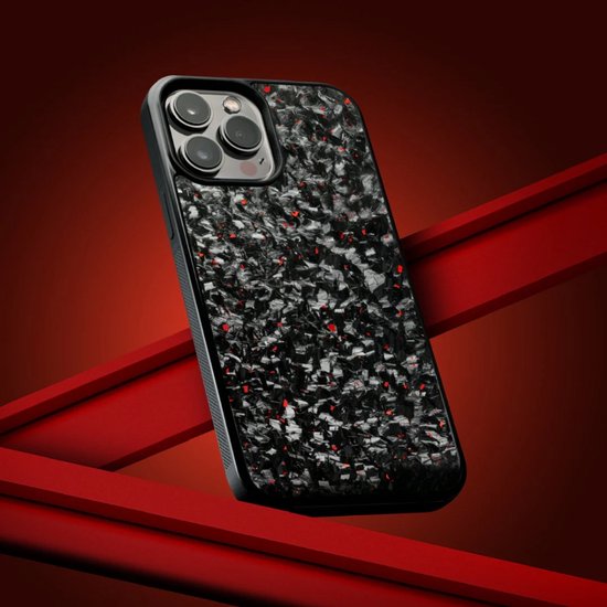 iPhone 14 Pro Max hoesje van zwart carbon fiber met rode accenten, glanzend, schuin van voren.