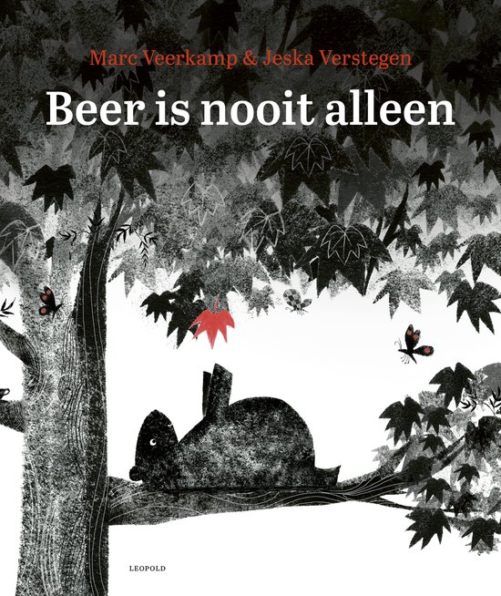 Boekomslag "Beer is nooit alleen". Een konijn zit op een boomtak. Bladeren en vlinders sieren de tak. Rood blad valt naar beneden.