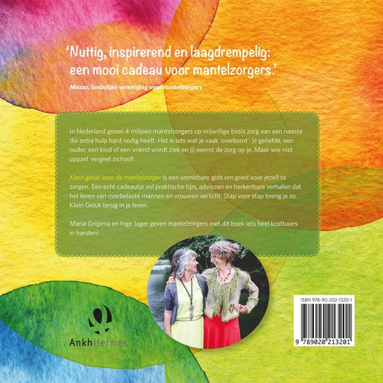Twee oudere vrouwen kijken elkaar glimlachend aan, staand voor een kleurrijke aquarel achtergrond met tekst.