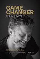 Zwart-wit portret van Koen Timmer, met de tekst "GAME CHANGER KOEN TIMMERS HOE ONDERWIJS, TECHNOLOGIE EN KLIMAATACTIE DE WERELD VERANDEREN MET VOORWOORD VAN JANE GOODALL"