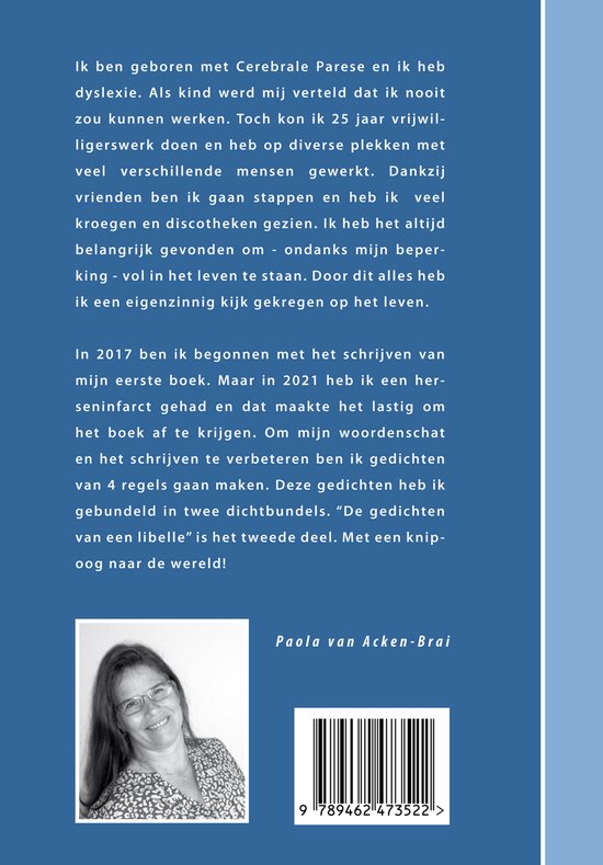 Foto van Paola van Acken-Brai, glimlachend, met een geprint shirt.